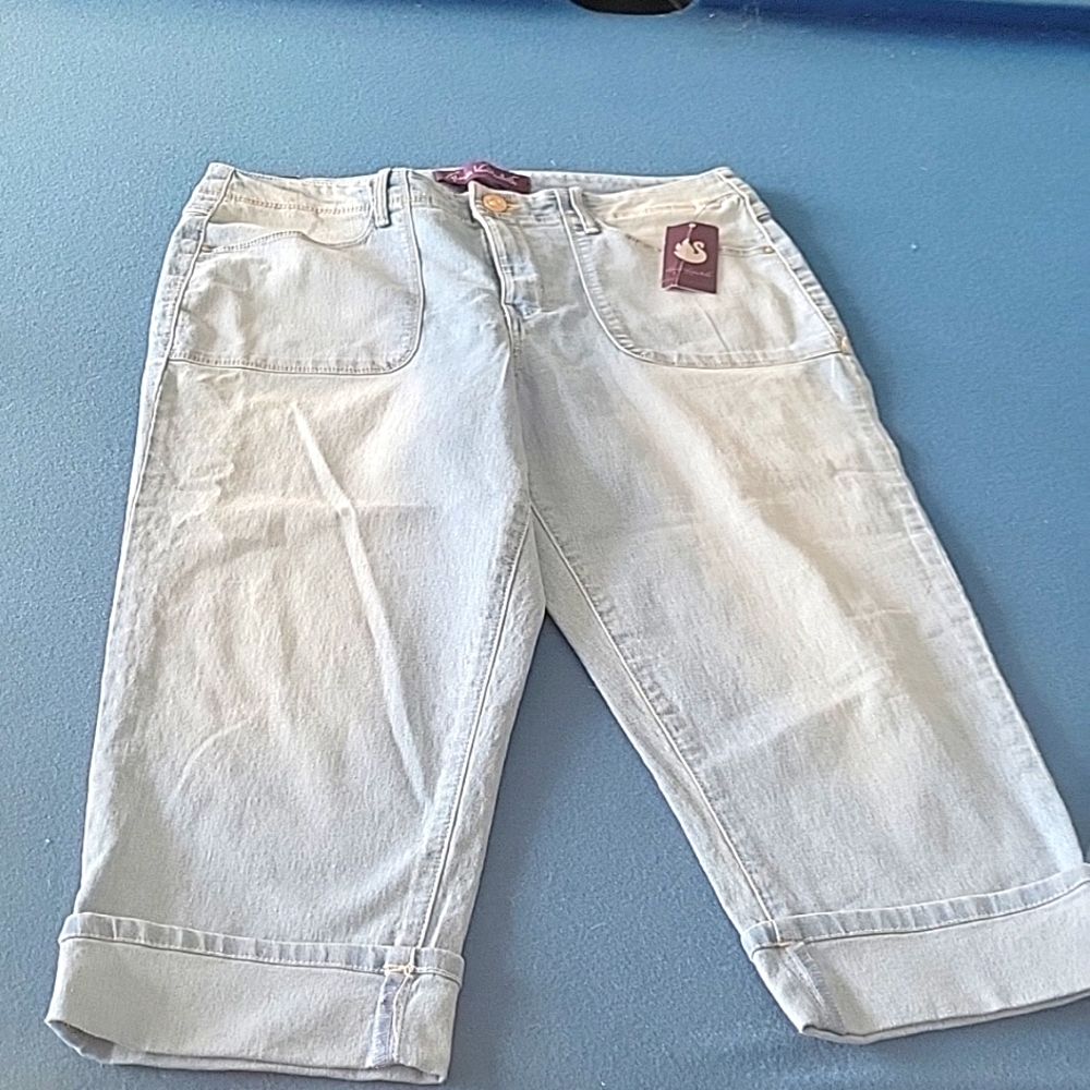 Acid washed capri jeans
